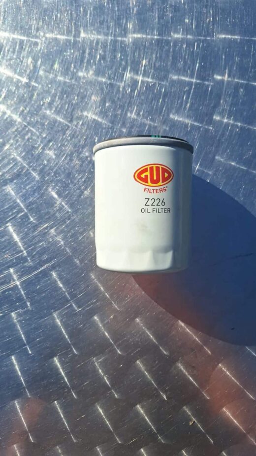 Z226 Oil Filter Fiat Panda/Palio/Sienna Front view of a new cylindrical oil filter designed for Fiat Panda, Palio, and Sienna models.Front view of a n