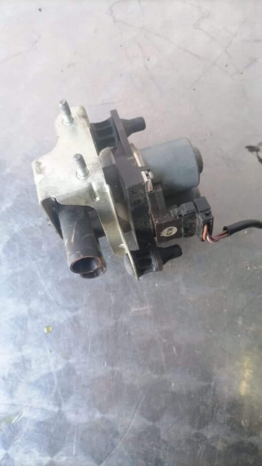 Close-up of a Mercedes W202 heater valve showing the front and top angles.Close-up of a Mercedes W202 heater v