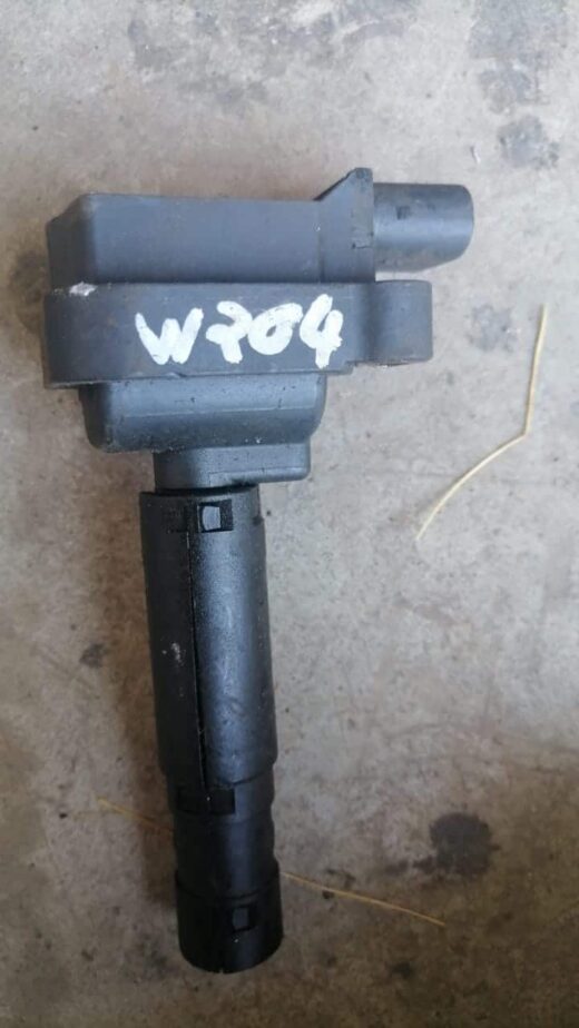 Mercedes W204 C200 Pencil Coil Whatsapp Image 2023-10-03 At 20.47.12 Front-facing view of a black pencil ignition coil suitable for Mercedes W204 C200.Front-facing view of a black