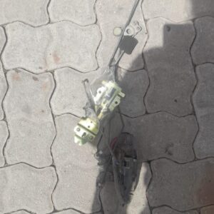 Used 2-door lock mechanism for Kia Shuma, shown front angle with latch and wiring visible.Used 2-door lock mec