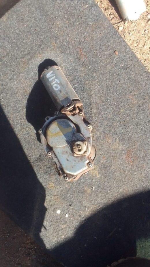 Rear view of a used rear wiper motor for a Mercedes Vito, showing mounting points and mechanical components.Re
