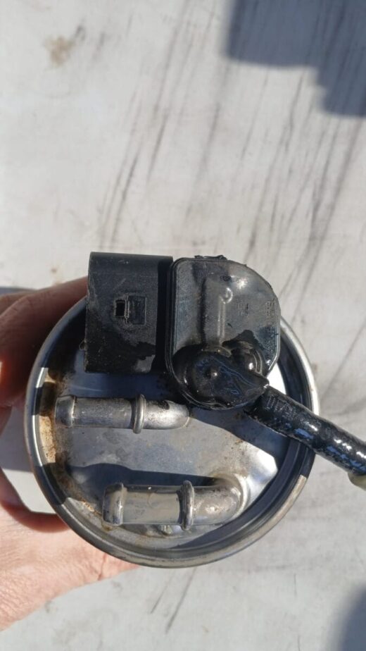 BMW E39 525i Oil Filter Sensor – front view