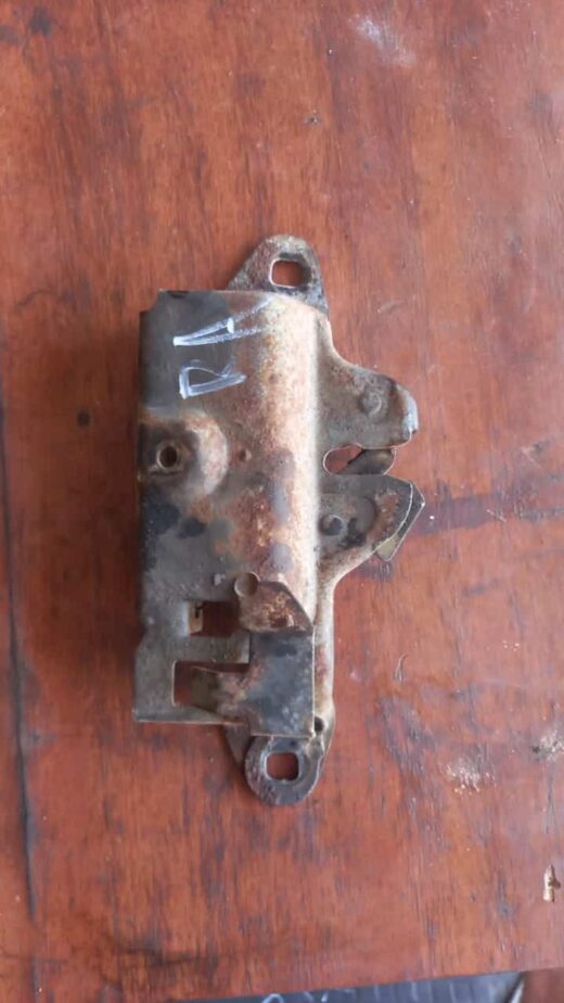 1991 Mitsubishi Pajero 3L V6 6G72 Bonnet Lock 1991 Mitsubishi Pajero 3l V6 6G72 Bonnet Lock – main product image