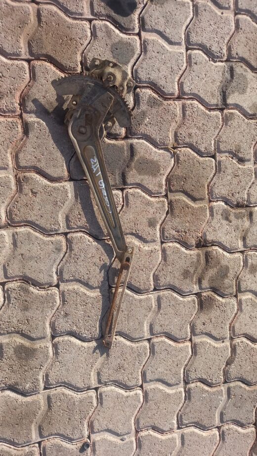 1987 Toyota Corolla Left Rear Window Mechanism 1987 Toyota Corolla Left Rear Window Mechanism used – main product image