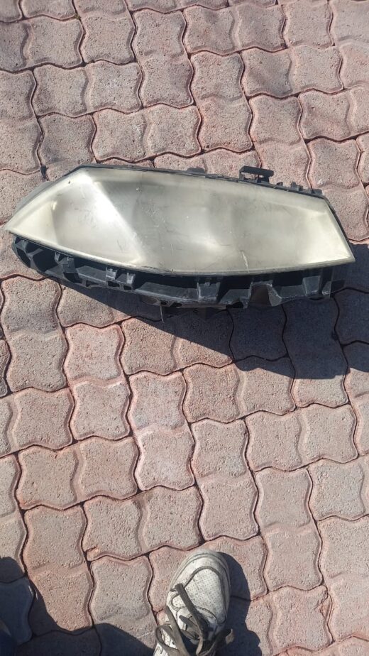 2006 Renault Megane Right Headlight 2006 Renault Megane Right Headlight – Used OEM Replacement – main product image
