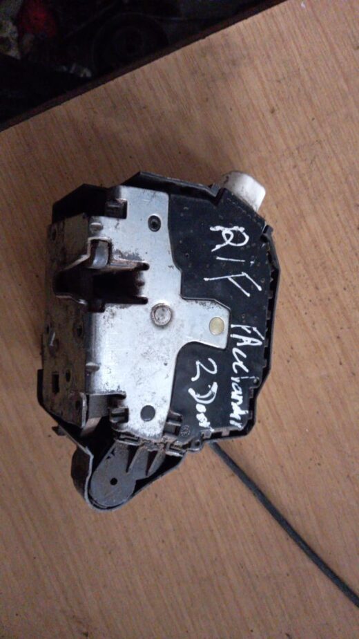 Landrover Freelander Right Front Door Lock Landrover Freelander Right Front Door Lock used – main product image