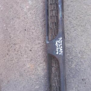1995 Nissan Sentra Grill – main product image