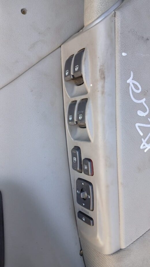 2010 Hyundai Azera Right Front Window Switch 2010 Hyundai Azera Right Front Window Switch – main product image