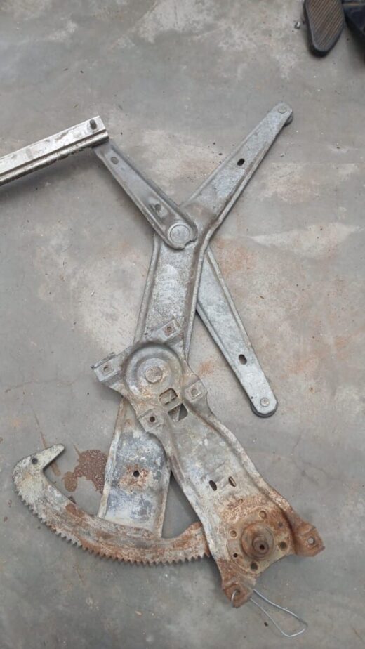 Bmw 3 E30 Front Door Manual Window Mechanism1932393 BMW 3 E30 Front Door Manual Window Mechanism1932393 – main product image