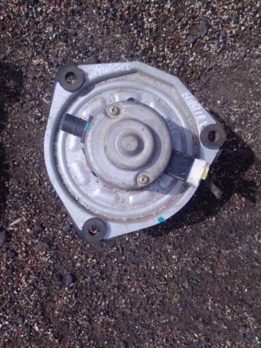 Daewoo Nubira Blower Fan - Used Front view of a used Daewoo Nubira blower fan showing fan blades and housing assembly.Front view of a used Dae