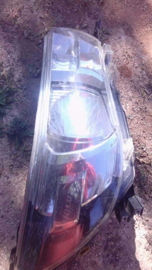 2014 Toyota Hilux Right Headlight - Used Right side used headlight for 2014 Toyota Hilux, clear lens with integrated turn signal visible.Right side use