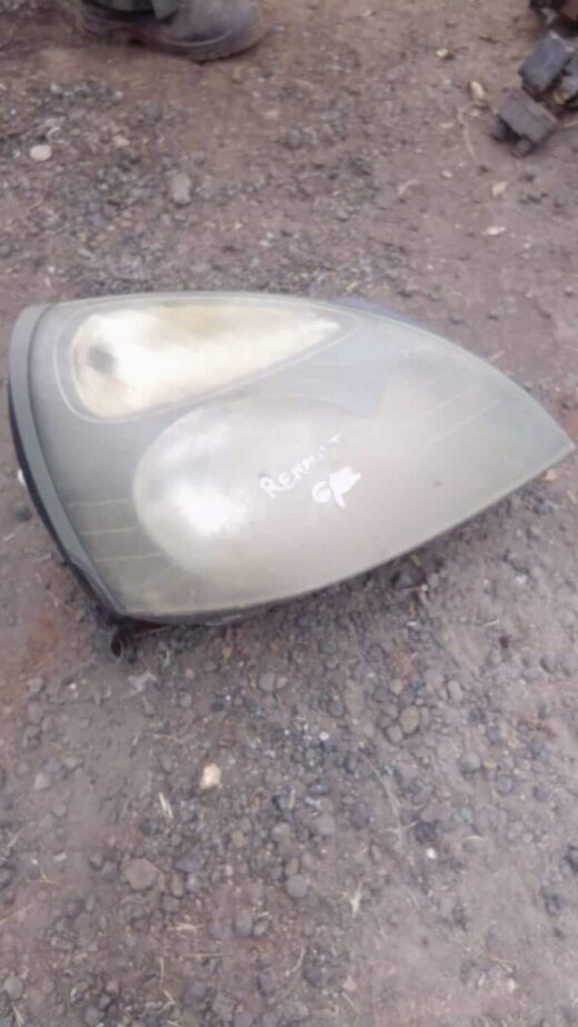 2005 Renault Clio 2 Right Headlight - Used Used right-side headlight for Renault Clio 2 showing front lens and mounting points, clean surface visible.Use