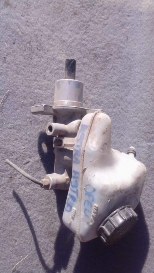 2003 Opel Astra Classic Brake Master Cylinder - Used Front-angle view of a used brake master cylinder for a 2003 Opel Astra Classic on a plain background.Front-ang