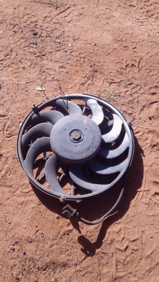 Suzuki Vitara 1.6 16V Radator Fan - Used Used radiator fan assembly for Suzuki Vitara 1.6 16v, shown front view with attached wiring and mounting point