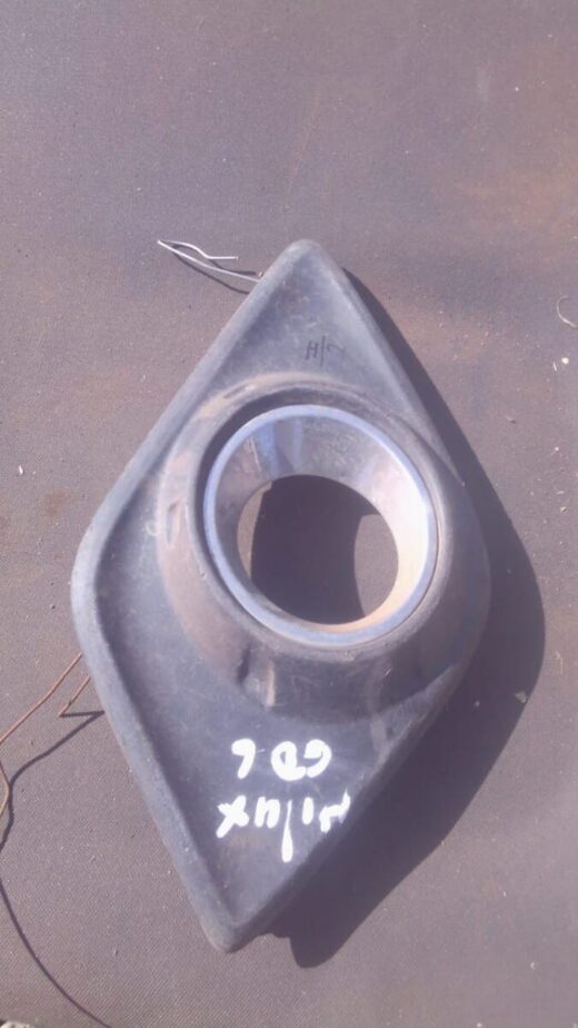 2017 Toyota Hilux Gd6 Right Spotlight Cover - Used 2017 Toyota Hilux GD6 Right Spotlight Cover – Used – main product image
