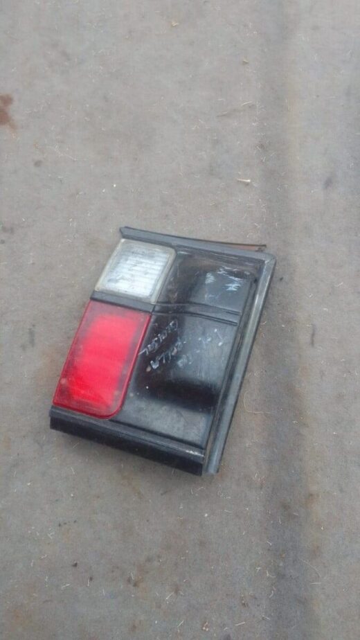 Volkswagen Golf 5 Right Inner Taillight - Used Volkswagen Golf 5 Right Inner Taillight – Used – main product image