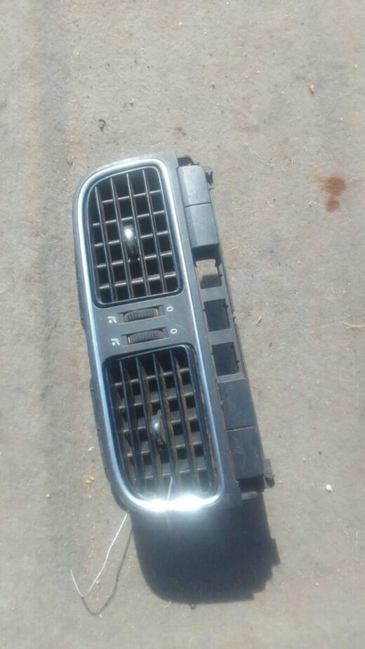 2010 Volkswagen Polo 6 Centre Dash Air Vent - Used 2010 Volkswagen Polo 6 Centre Dash Air Vent – Used – main product image