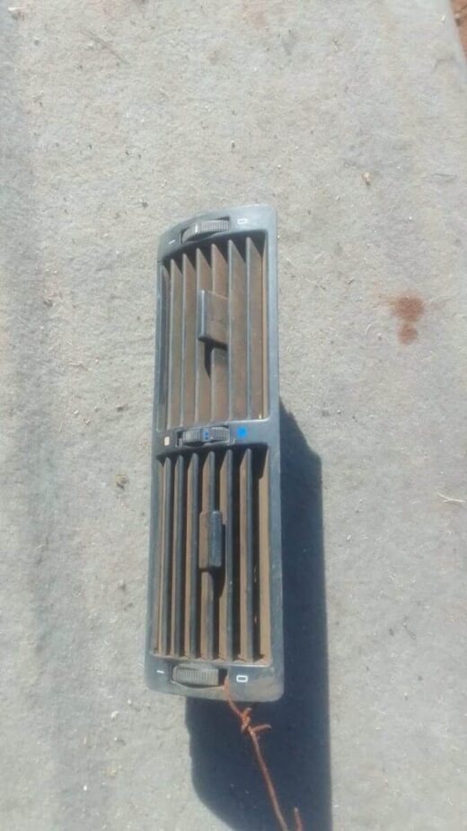 1999 Bmw E39 Centre Dash Air Vent - Used Centre dashboard air vent for BMW E39, shown from front, used condition.Centre dashboard air vent for BMW E39,