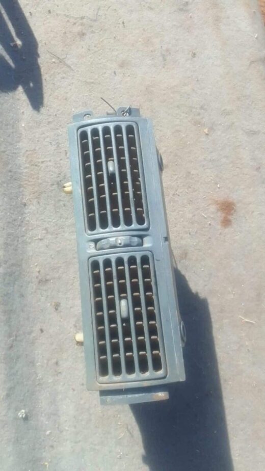 1998 Daewoo Cielo Centre Dash Air Vent - Used 1998 Daewoo Cielo Centre Dash Air Vent – Used – main product image
