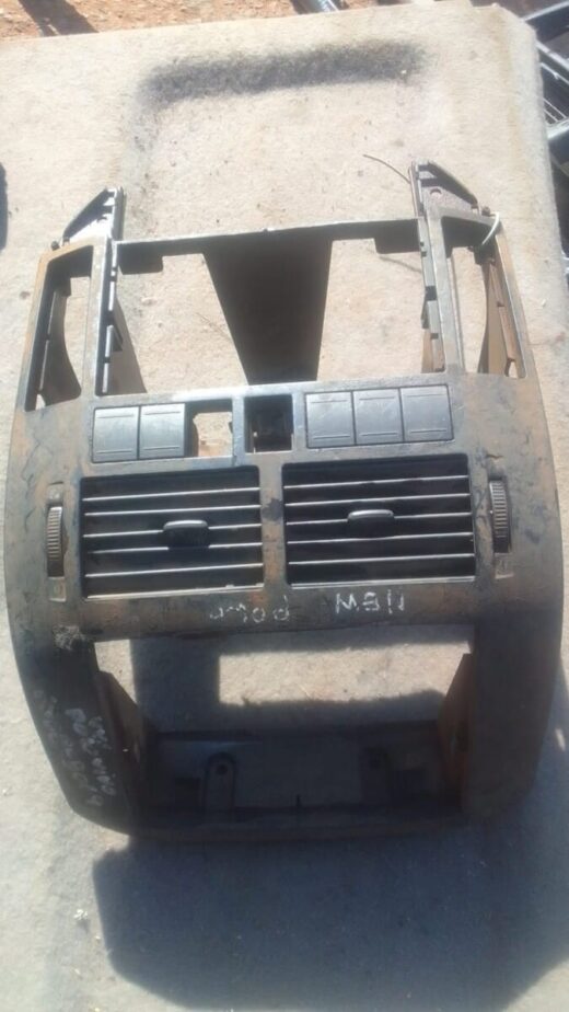 2009 Volkswagen Polo Vivo Centre Dash Air Vent - Used 2009 Volkswagen Polo Vivo Centre Dash Air Vent – Used – main product image