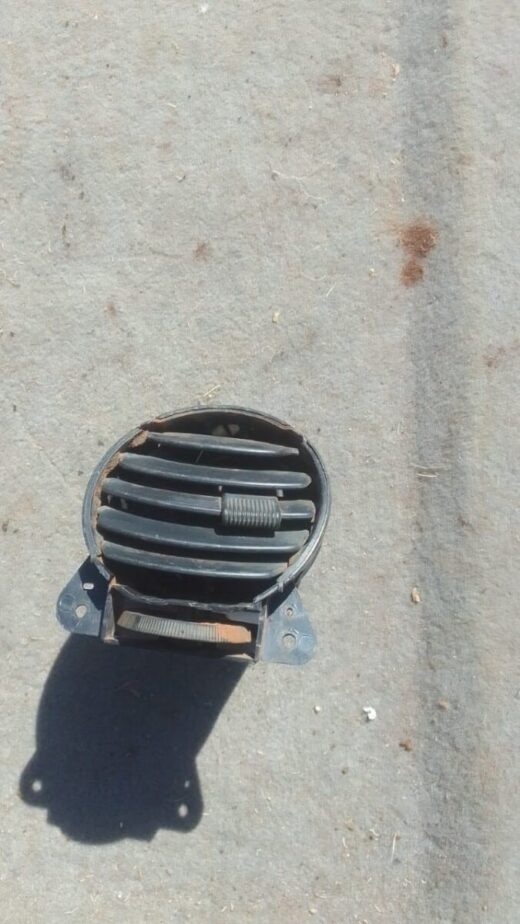 Mahindra Genio Right Dash Airvent - Used Mahindra Genio Right Dash Airvent – Used – main product image