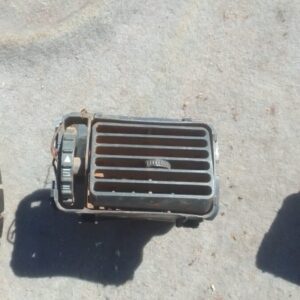 Left side dashboard air vent for Fiat Uno, shown from front, used condition.Left side dashboard air vent for F