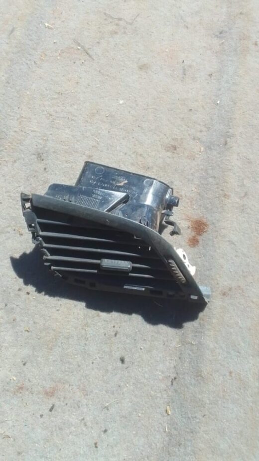 2007 Peugeot 207 Left Dash Airvent - Used Left side dash air vent for Peugeot 207, visible front angle, used condition.Left side dash air vent for Peuge