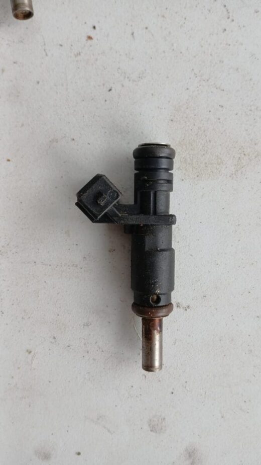 BMW X3 E83 2.5si Fuel Injector – front view