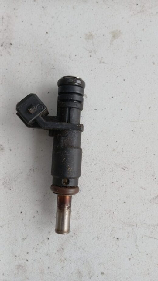 BMW X3 E83 2.5si Fuel Injector – close-up detail