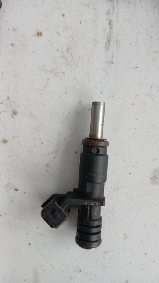 BMW X3 E83 2.5si Fuel Injector – side angle