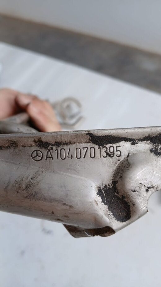 93 96 Mercedes R129 SL320 E320 S320 Fuel Rail 1040701395 – front view