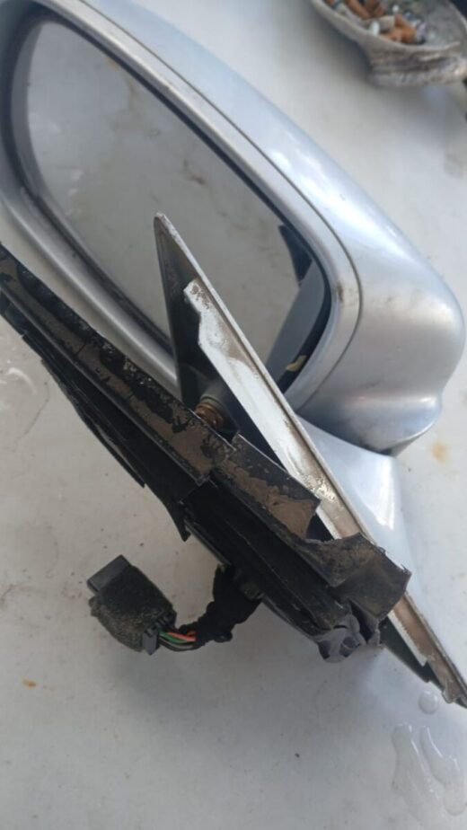 2009 Hyundai Azera Left Door Mirror – close-up detail