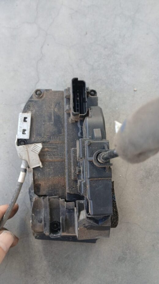 2016 Nissan Qashqai Left Front door Lock – front view