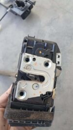 2016 Nissan Qashqai Left Front door Lock – close-up detail