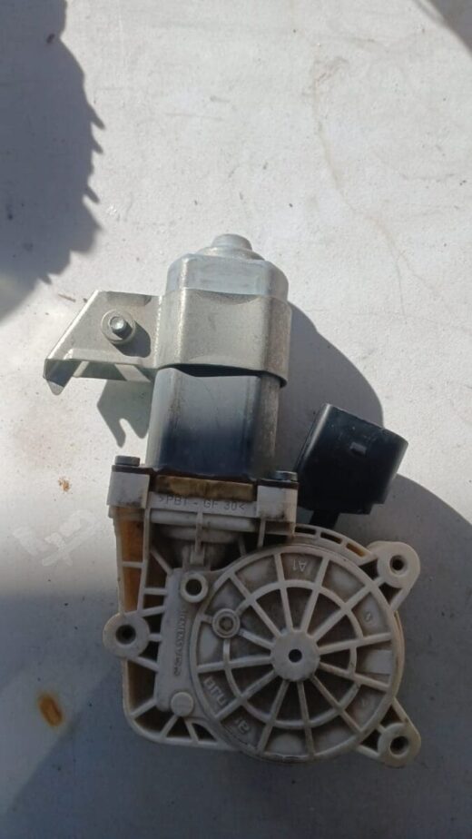 02 05 BMW 745 E65 Front Left Side Window Mechanism Motor – front view