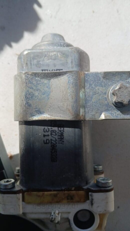 02 05 BMW 745 E65 Front Left Side Window Mechanism Motor – side angle