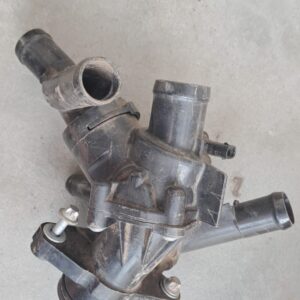 Mercedes W176 A250 thermostat housing used – OEM coolant housing