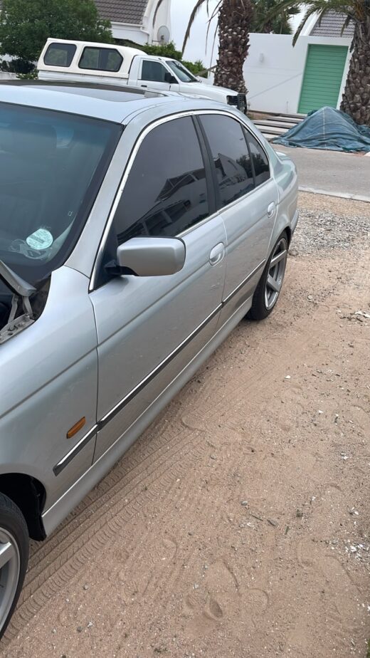 BMW E39 540i Breaking For Parts auto part photo 4